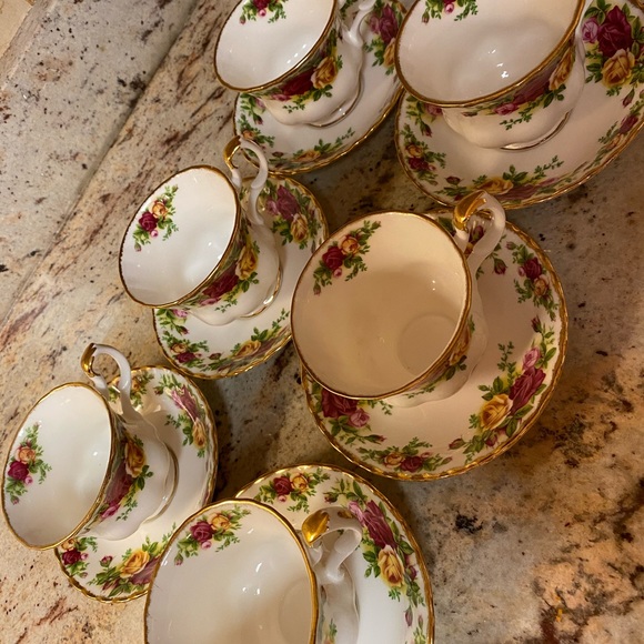 Timeless Royal Dalton To Dress up Any Kitchen - Picture 1 of 3